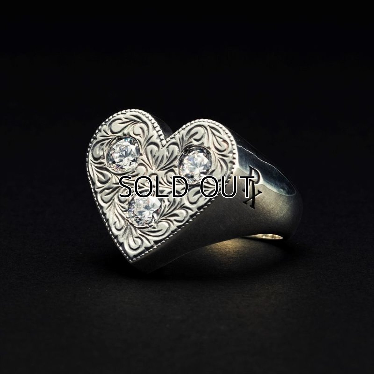画像1: Antidote BUYERS CLUB Engraved Heart Ring (With Stone)  (1)