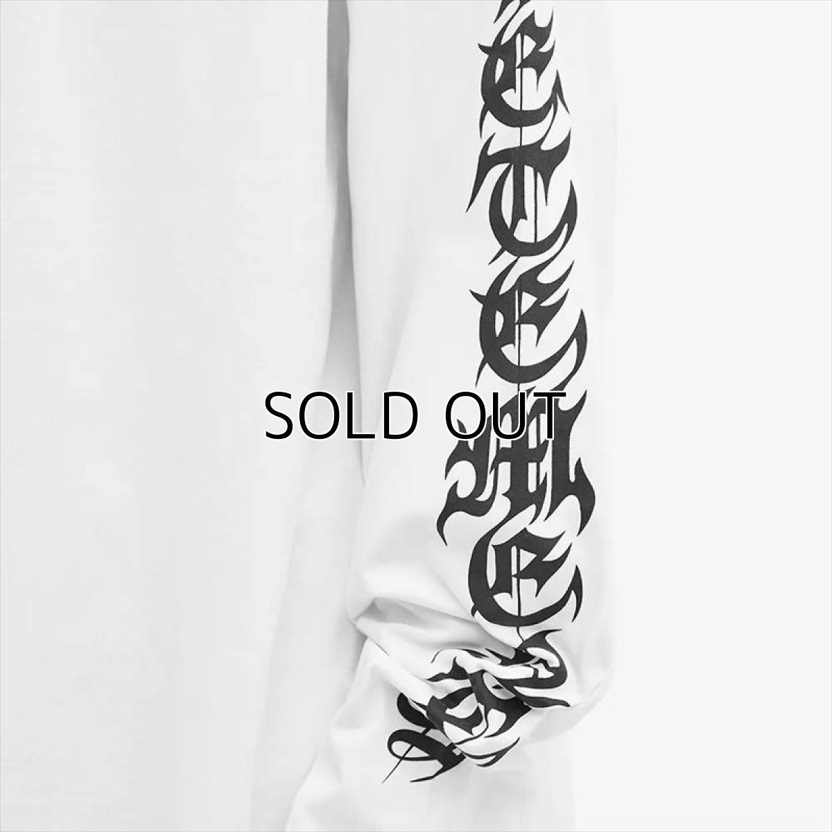 画像2: VETEMENTS Gothic Logo Long Sleeve T-Shirt (ロングスリーブTシャツ) (2)