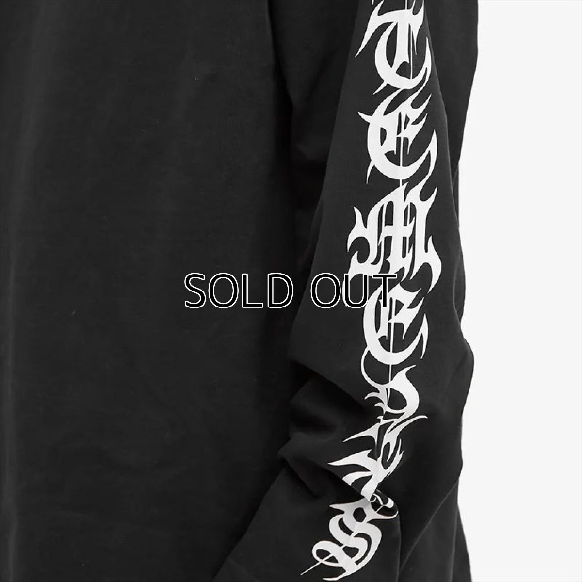 画像2: VETEMENTS Gothic Logo Long Sleeve T-Shirt (ロングスリーブTシャツ) (2)