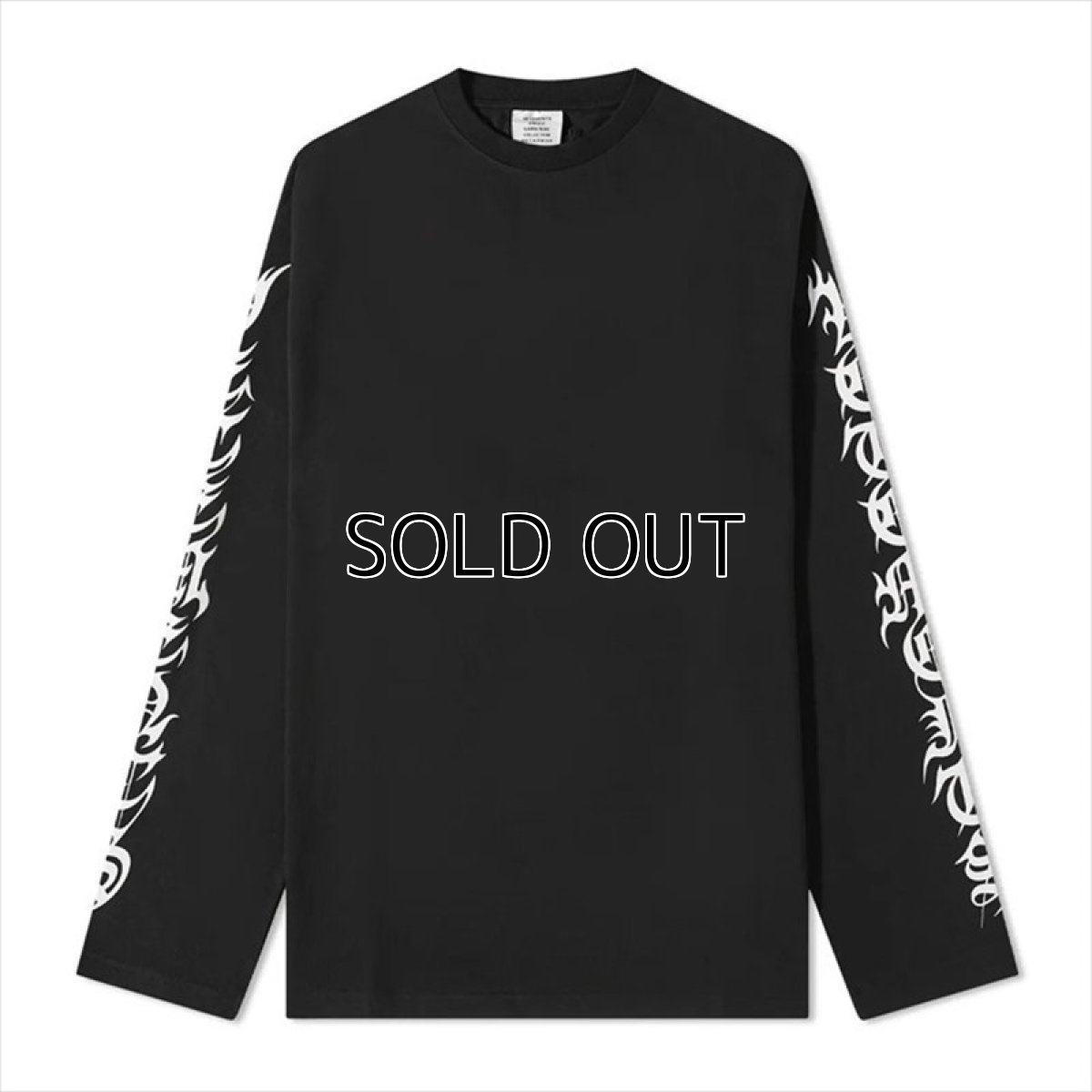 画像1: VETEMENTS Gothic Logo Long Sleeve T-Shirt (ロングスリーブTシャツ) (1)